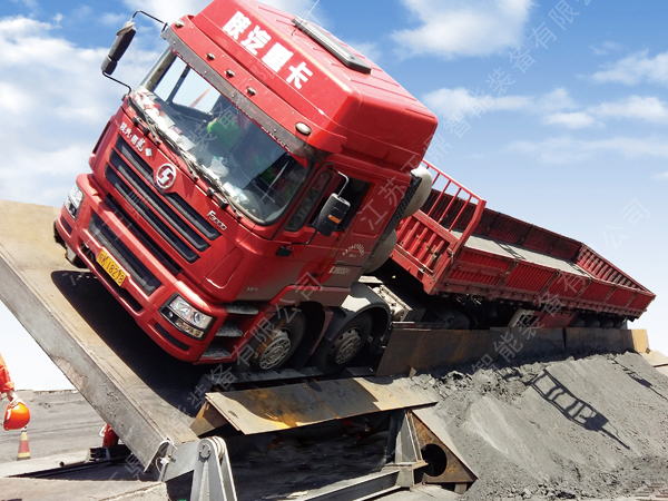 半自動側(cè)翻卸車機